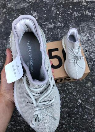 Женские кроссовки yeezy boost 350 v2 sesame серого цвета2 фото