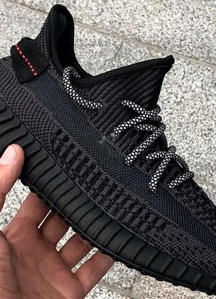 Чорні кросівки адідас ізі буст 350 рефлективні шнурки унісекс adidas yeezy 350 v2 black reflective laces 36