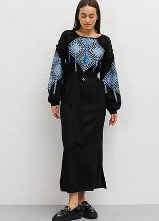 Женское вышитое крестиками платье чёрное с ромбами modna kazka mkar35050-2