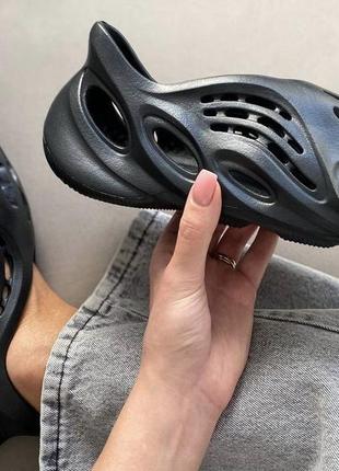 Чёрные кроксы адидас изи фоам унисекс без лого adidas yeezy foam runner black no brand no logo 36