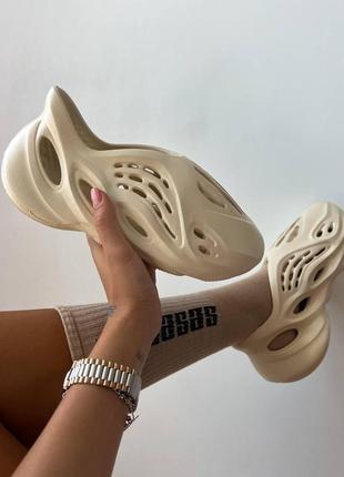 Бежеві крокси адідас їзі фоам раннер унісекс adidas yeezy foam runner sand 36