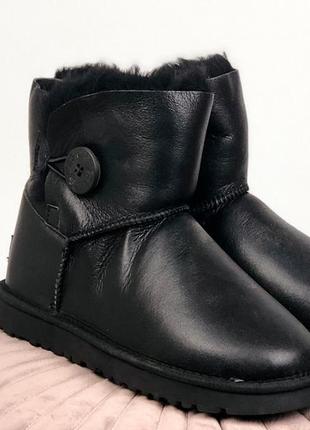 Ugg black lather 36