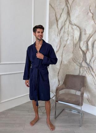 Натуральный легкий стильный мужской халат estet на запах с карманами из качественного муслина цвет темно синий3 фото