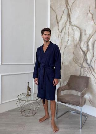 Натуральный легкий стильный мужской халат estet на запах с карманами из качественного муслина цвет темно синий7 фото