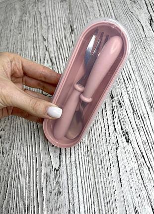 Детский набор столовых приборов (ложка, вилка) в контейнере розовый цвет