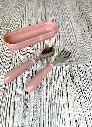 Детский набор столовых приборов (ложка, вилка) в контейнере розовый цвет