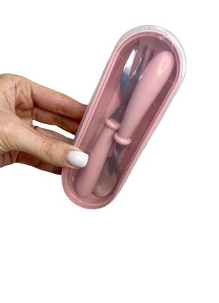 Детский набор столовых приборов (ложка, вилка) в контейнере розовый цвет