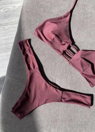 Купальник у кольорі марсала/бордо з красивою спинкою.