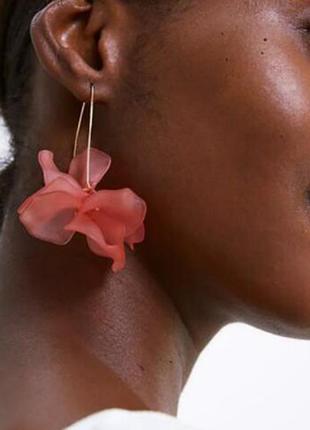 Сережки з пелюстками квітами білий рожевий червоний