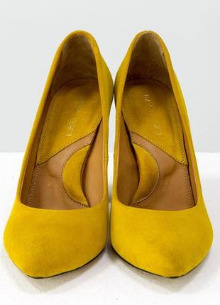 Туфли из натуральной итальянской замши горчичного цвета на каблуке5 фото
