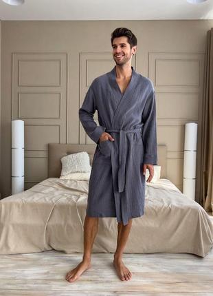 Натуральный легкий стильный мужской халат estet на запах с карманами из качественного муслина темно серго цвет6 фото