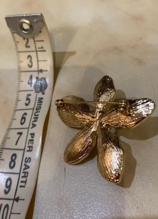 Необычная стильная брошь цветок