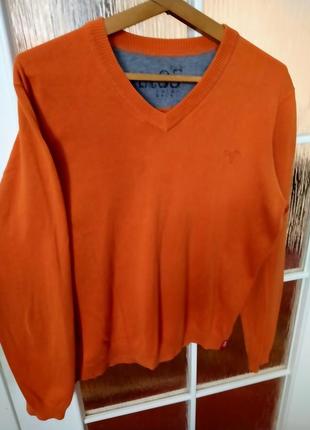 Жовтогаряча кофта.