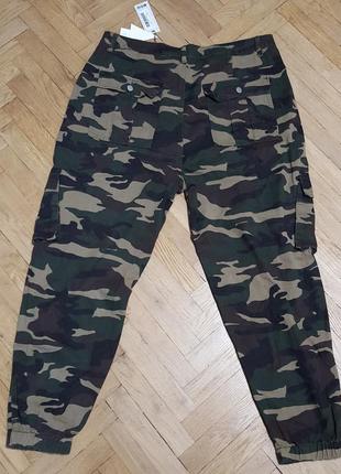 Штани boohoo blue plus khaki camouflage ripped pocket denim cargo jeans2 фото