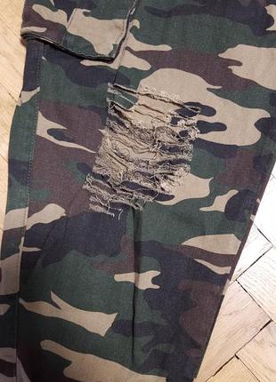 Штани boohoo blue plus khaki camouflage ripped pocket denim cargo jeans6 фото