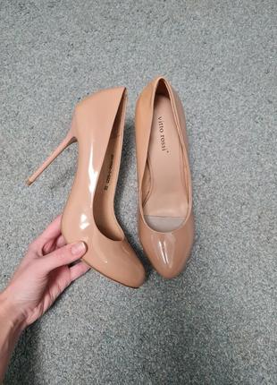 Лаковые бежевые туфли на шпильках vitto rossi
