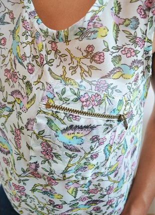 Очень красивая и стильная брендовая блузка в цветах и птичках.