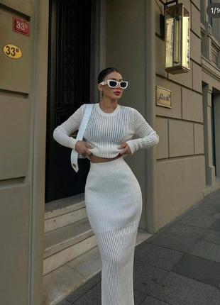 Сірий, чорний, молочний. трендовий костюм з спідницею