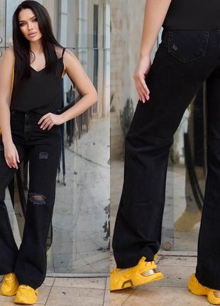 Стильные женские джинсы с рваными коленями1 фото