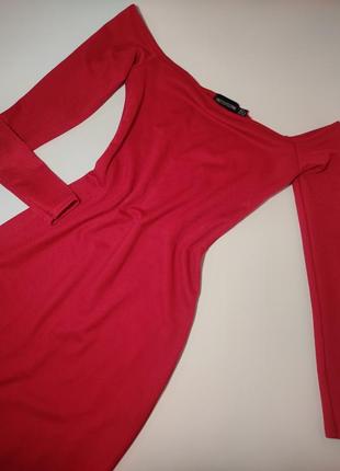 Красное платье с открытыми плечами1 фото