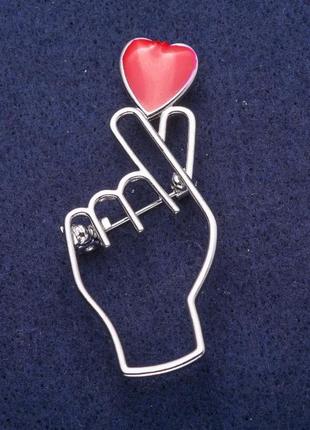 Брошь символ влюбленности красная эмаль, серебристый металл 25х57мм