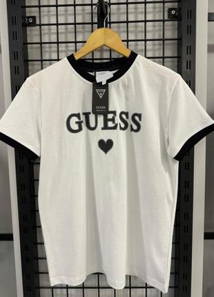 Женская футболка в стиле guess