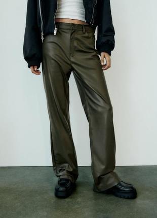 Брюки с эффектом кожи от zara новая коллекция