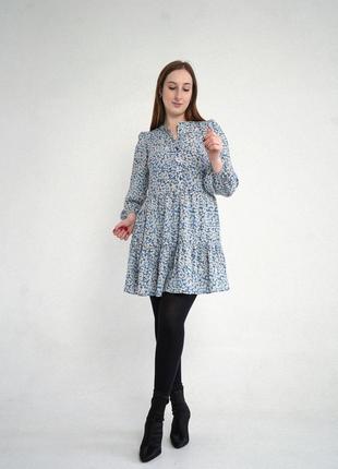 Платье в невероятный цветочный принт, приятного цвета