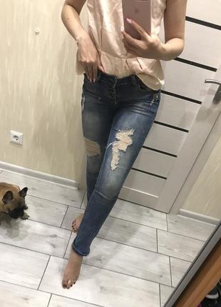 Джинсы рваные