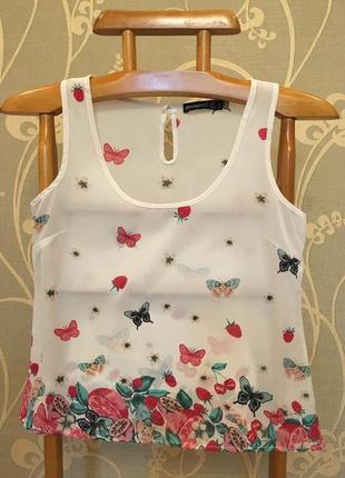 Очень красивая и стильная брендовая блузка в цветах и бабочках.