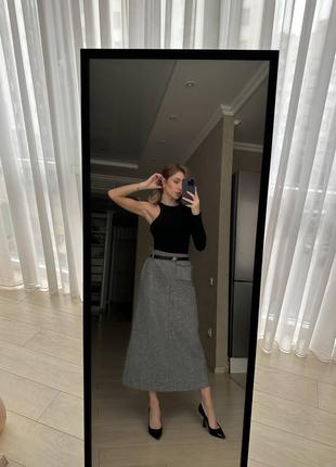 Стильна кашемірова є довга спідниця міді