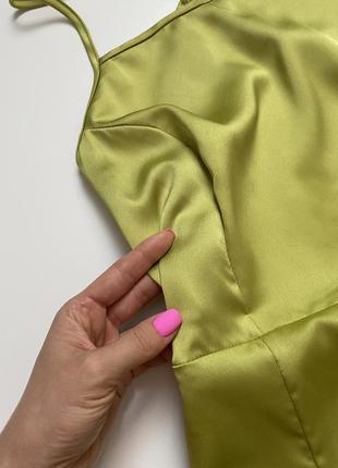 Атласне плаття з красивою спинкою у фісташковому кольорі4 фото