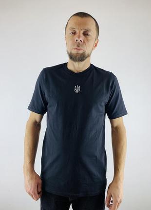 Патриотическая футболка черного цвета вышитая гладью трезуб