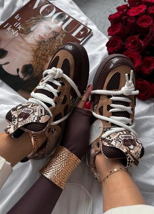 Шикарные женские кроссовки louis vuitton skate sneakers brown snakeskin коричневые со змеиным принтом4 фото