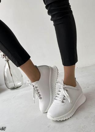Базові жіночі зручні кросівки