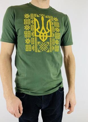 Патриотические футболки цвета хаки вышиты крестиком трезубец + орнамент3 фото