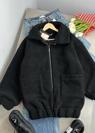 Черный удлиненный меховый бомбер тедди