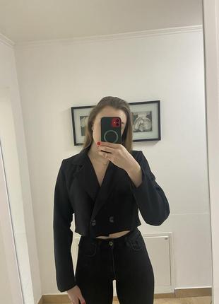 Вкорочений піджак , на одному гудзику, гладкий , однотонний