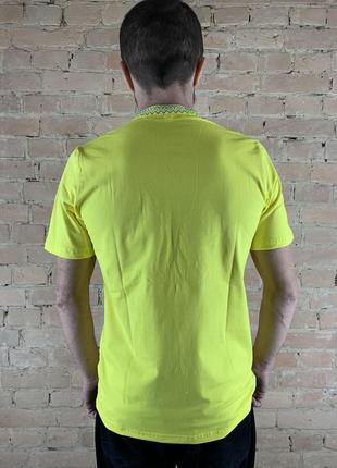 Вышиванка футболки желтого цвета вышита синим орнаментом5 фото