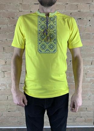 Вышиванка футболки желтого цвета вышита синим орнаментом3 фото