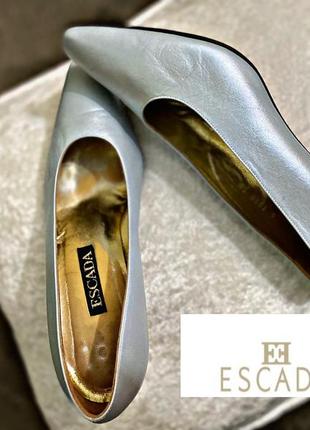 Тренд 2024 кожаные туфли kitten heel от escada6 фото