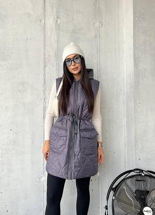 Стеганая жилетка оверсайз удлинённая чёрная серая бежевая с карманами на кулиске приталенная с капюшоном курточка  парка пальто шуба