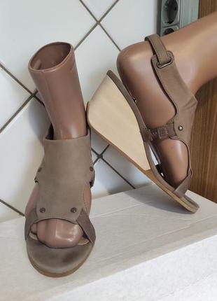 Стильні фірмові босоніжки натуральна шкіра.