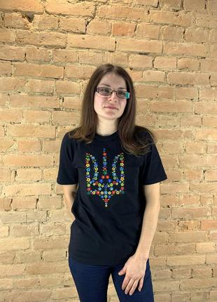 Патріотична футболка вишита гладдю квітковий тризуб