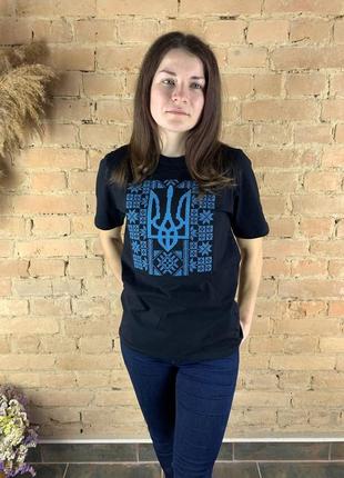 Патриотическая футболка черного цвета вышита крестиком трезубец + орнамент