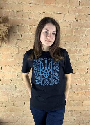 Патриотическая футболка черного цвета вышита крестиком трезубец + орнамент