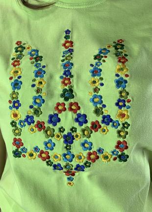 Патріотична футболка вишита гладдю квітковий тризуб4 фото