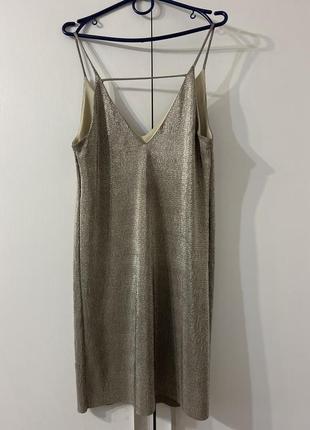 Яскрава блискуча міні сукня сріблясто-золота в білизняному стилі8 фото