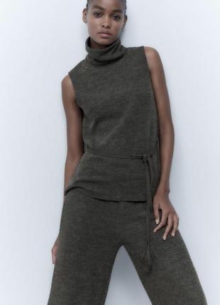 Темно-зелена водолазка  без рукавів з високим коміром zara
