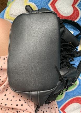 Небольшая стильная сумочка кросбоди с бахромой3 фото
